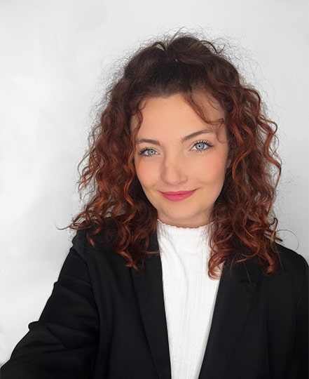 Alison Bochard pose avec passion sur une photo