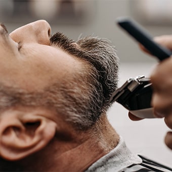 Alison fait des coupes de barbe pour ces clients avec passion