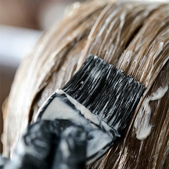 Alison fait des colorations pour ces clients avec passion